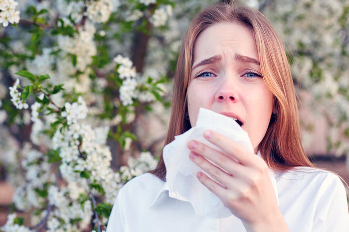 How does quercetin help with seasonal allergies?